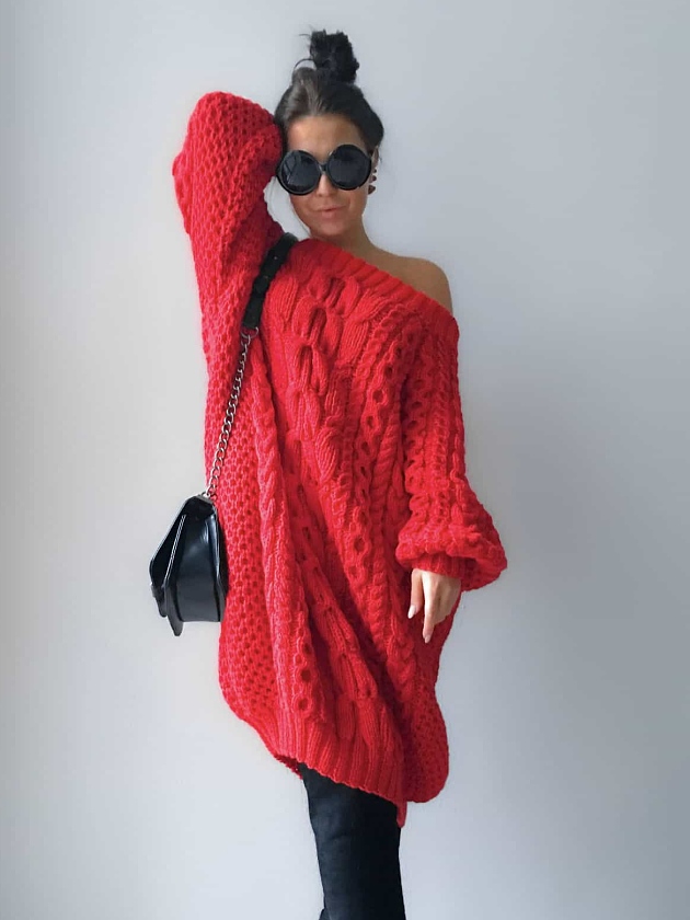 На фотографии объемное вязаное платье от Shapar, бренда женской одежды ручной работы в интернет-магазине связанных спицами вещей.