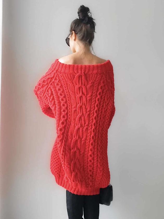 На второй фотографии объемное вязаное платье в косах со спины от Shapar, бренда женской одежды ручной работы в интернет-магазине связанных спицами вещей.