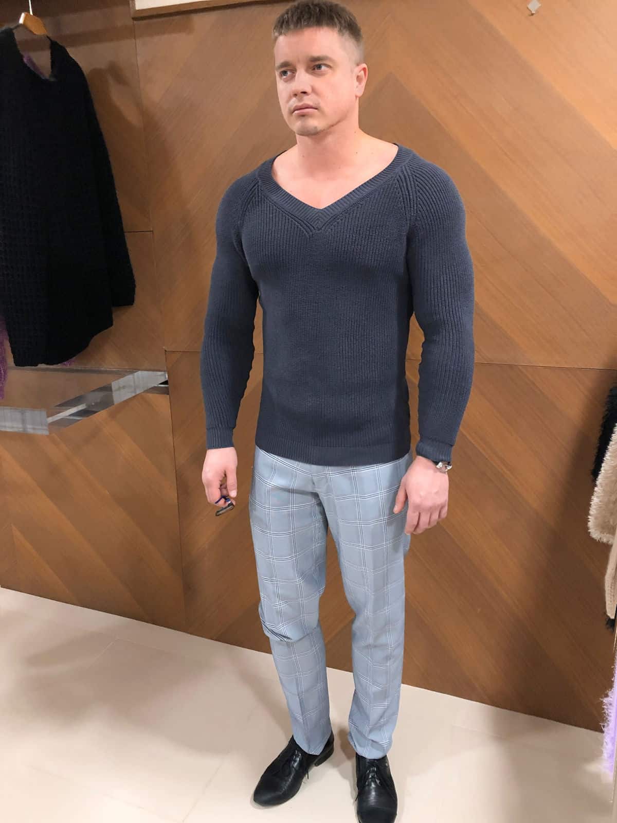 На четвертой фотографии вязаный пуловер серого цвета для мужчин от Shapar, бренда мужской одежды ручной работы в интернет-магазине связанных спицами вещей.