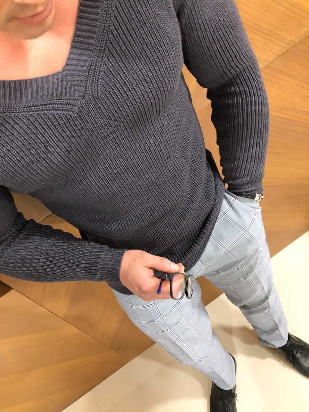На третьей фотографии серый пуловер мужской от Shapar, бренда вязаной одежды ручной работы в интернет-магазине связанных спицами вещей.