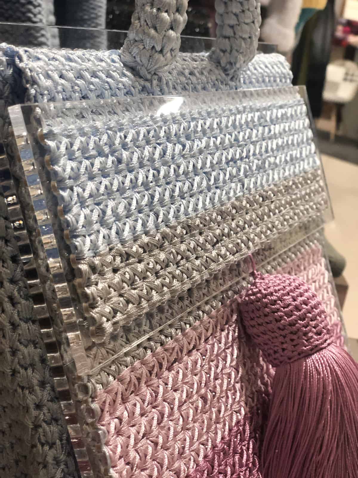 На второй фотографии женская вязаная сумка цветная из оргстекла от Shapar, бренда вещей и аксессуаров ручной работы в интернет-магазине связанной спицами одежды.
