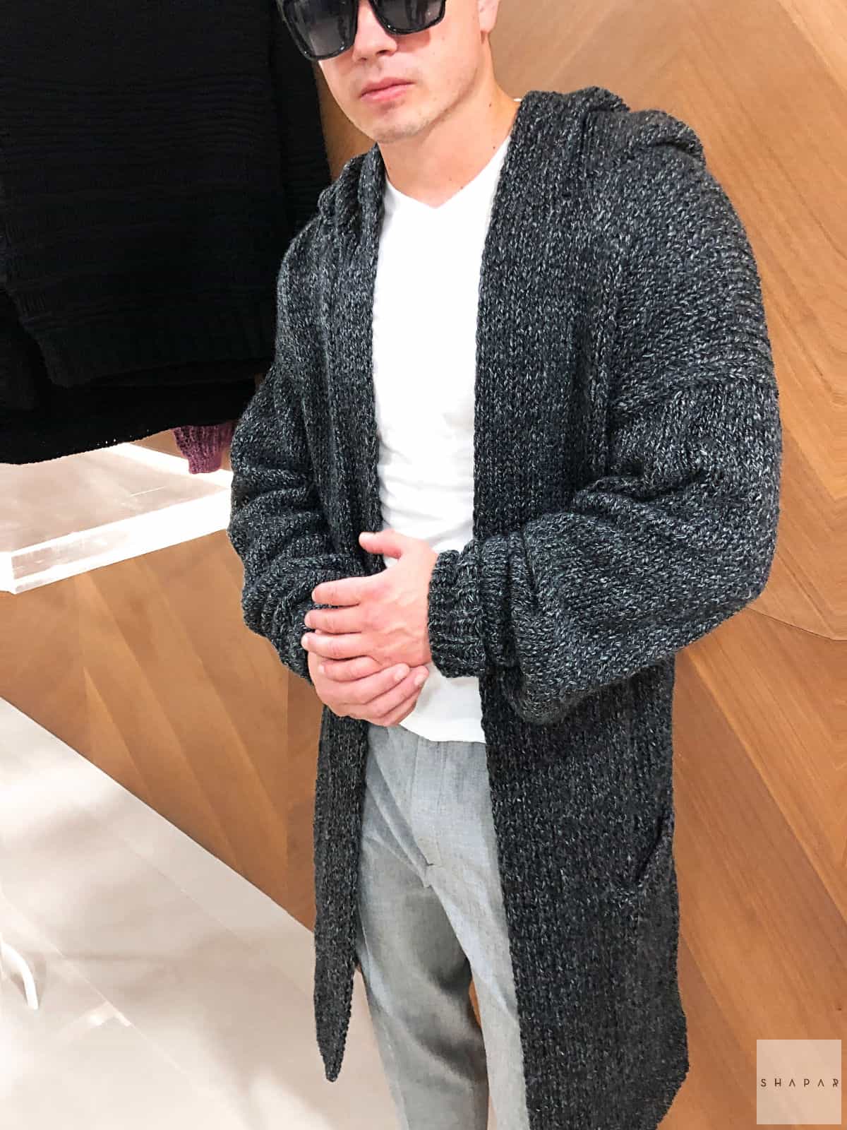 На фотографии мужской кардиган длинный от Shapar, бренда вязаной одежды ручной работы в интернет-магазине связанных спицами вещей.