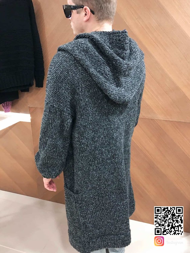 На второй фотографии мужской кардиган длинный со спины от Shapar, бренда вязаной одежды ручной работы в интернет-магазине связанных спицами вещей.