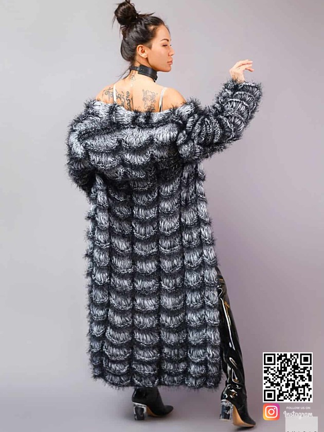 На фотографии женский шикарный кардиган на выход для искушенных модниц от Shapar, бренда вязаной одежды ручной работы в интернет-магазине связанных спицами вещей.
