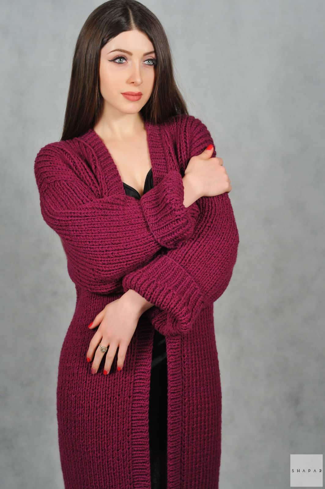 На третьей фотографии длинный бордовый кардиган для девушек и женщин от Shapar, бренда вязаной одежды ручной работы в интернет-магазине связанных спицами вещей.