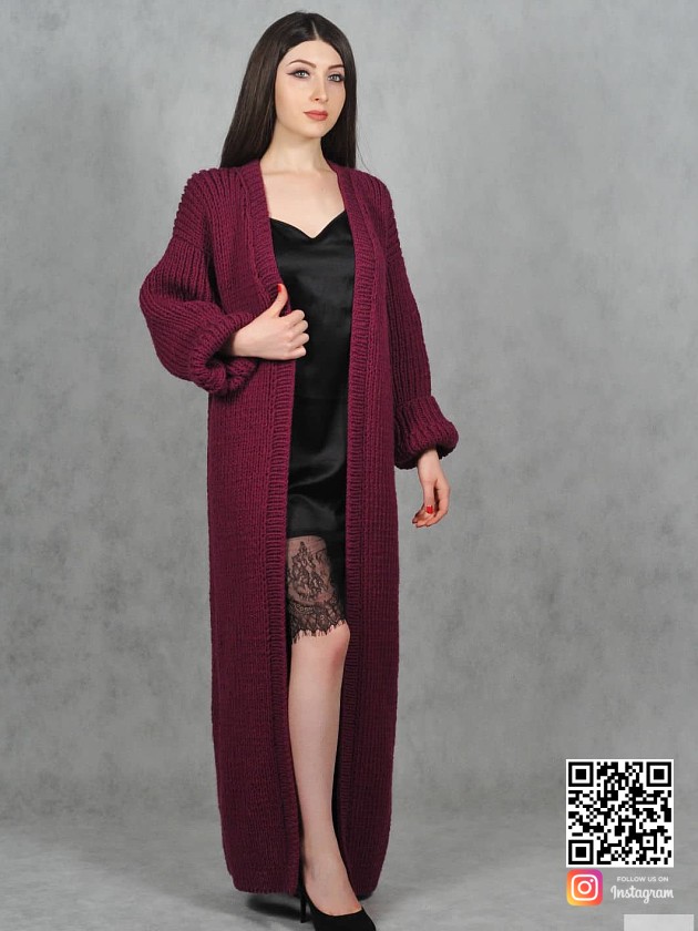 На фотографии женский бордовый кардиган от Shapar, бренда вязаной одежды ручной работы в интернет-магазине связанных спицами вещей.