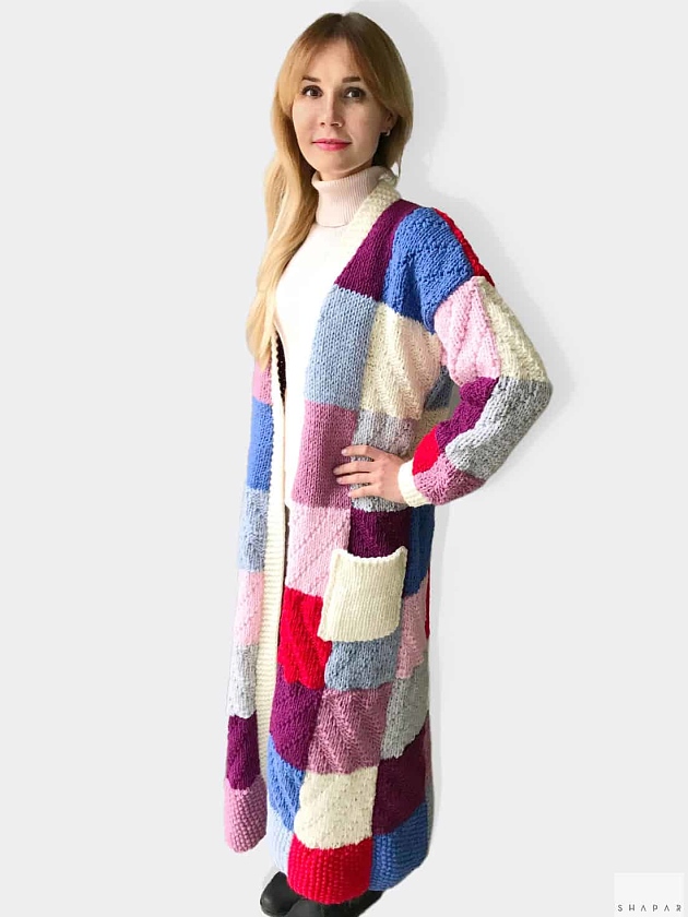 На второй фотографии цветной кардиган для девушек  и женщин от Shapar, бренда вязаной одежды ручной работы в интернет-магазине связанных спицами вещей.