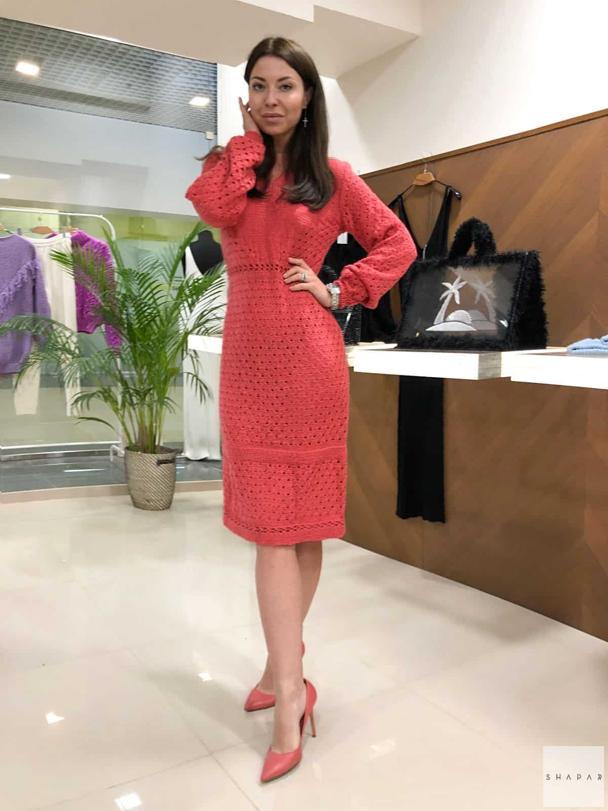 На четвертой фотографии летнее платье миди крючком от Shapar, бренда вязаной одежды ручной работы в интернет-магазине связанных спицами вещей.