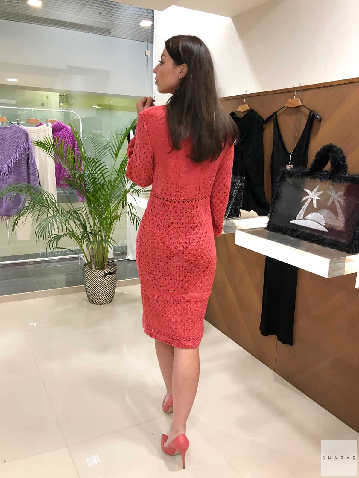 На второй фотографии летнее платье крючком со спины от Shapar, бренда вязаной одежды ручной работы в интернет-магазине связанных спицами вещей.