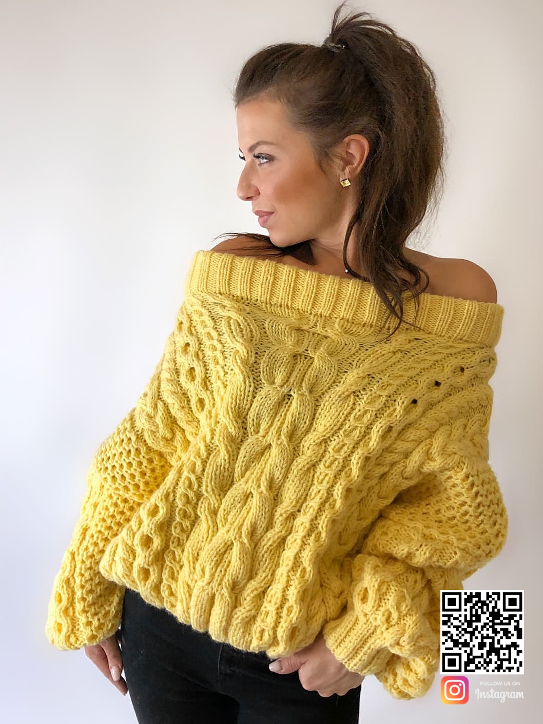 На фотографии желтый свитер женский от Shapar, бренда вязаной одежды ручной работы в интернет-магазине связанных спицами вещей.