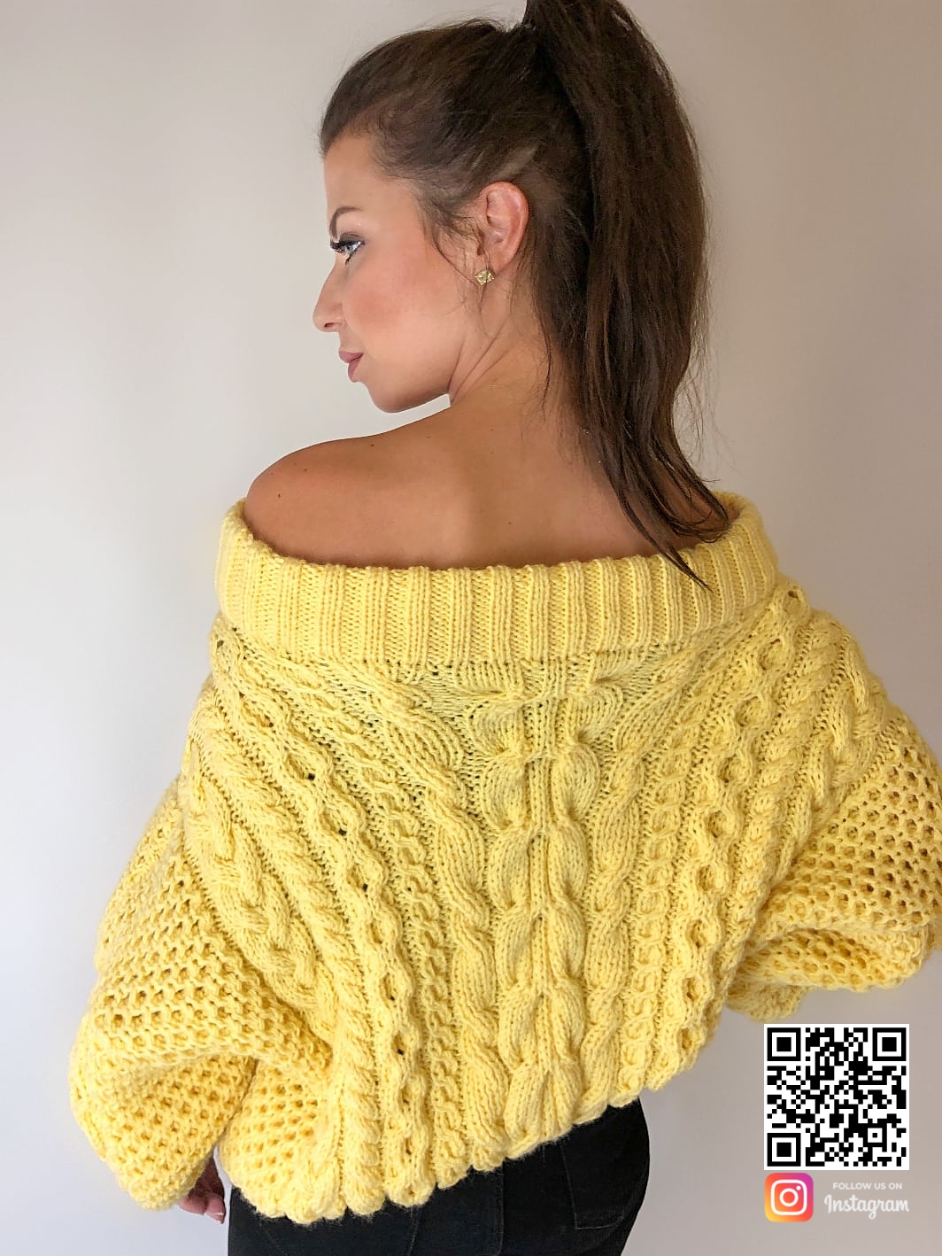 На второй фотографии желтый свитер женский со спины от Shapar, бренда вязаной одежды ручной работы в интернет-магазине связанных спицами вещей.