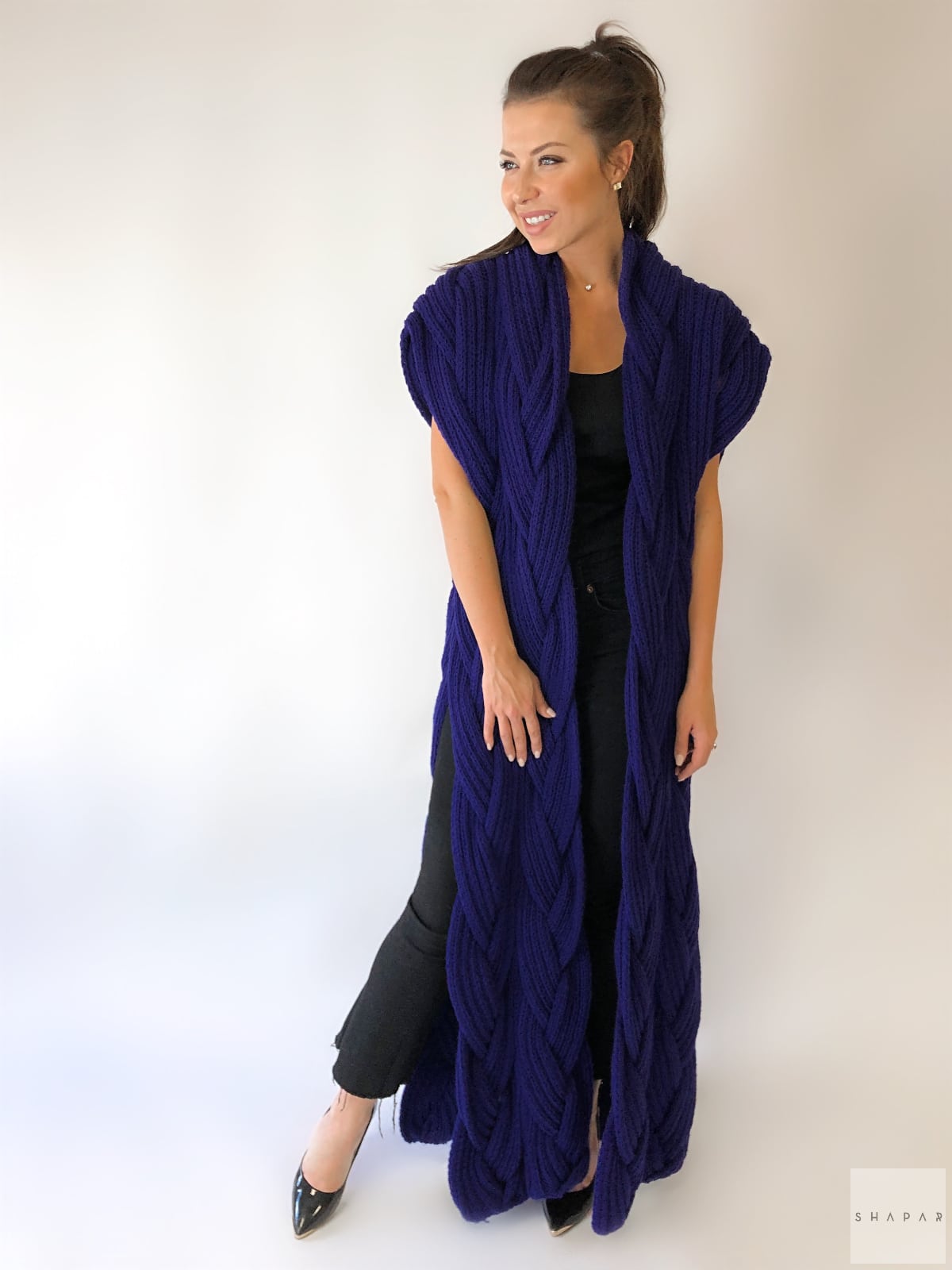 На фотографии женский фиолетовый жилет от Shapar, бренда вязаной одежды ручной работы в интернет-магазине связанных спицами вещей.