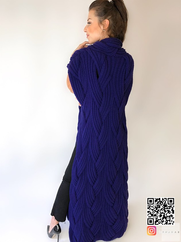 На второй фотографии женский фиолетовый жилет со спины от Shapar, бренда вязаной одежды ручной работы в интернет-магазине связанных спицами вещей.