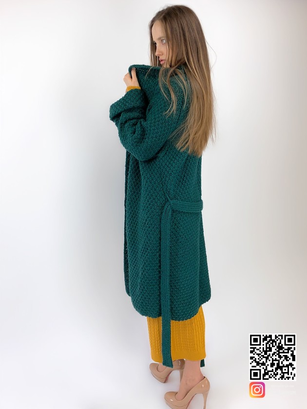На второй фотографии женский кардиган зеленого цвета с поясом от Shapar, бренда вязаной одежды ручной работы в интернет-магазине связанных спицами вещей.