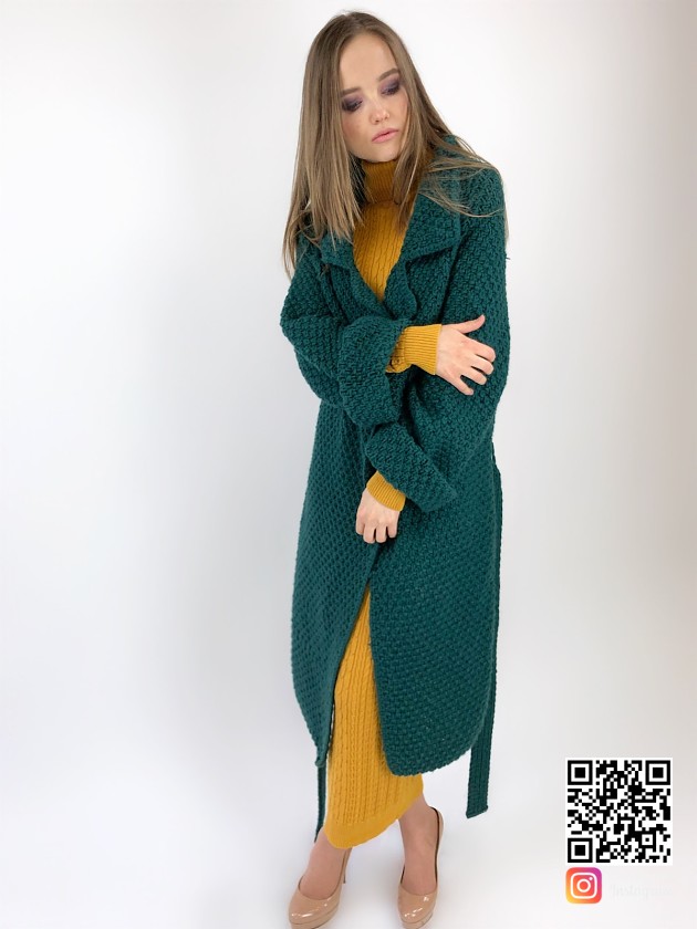 На фотографии женский кардиган зеленого цвета от Shapar, бренда вязаной одежды ручной работы в интернет-магазине связанных спицами вещей.