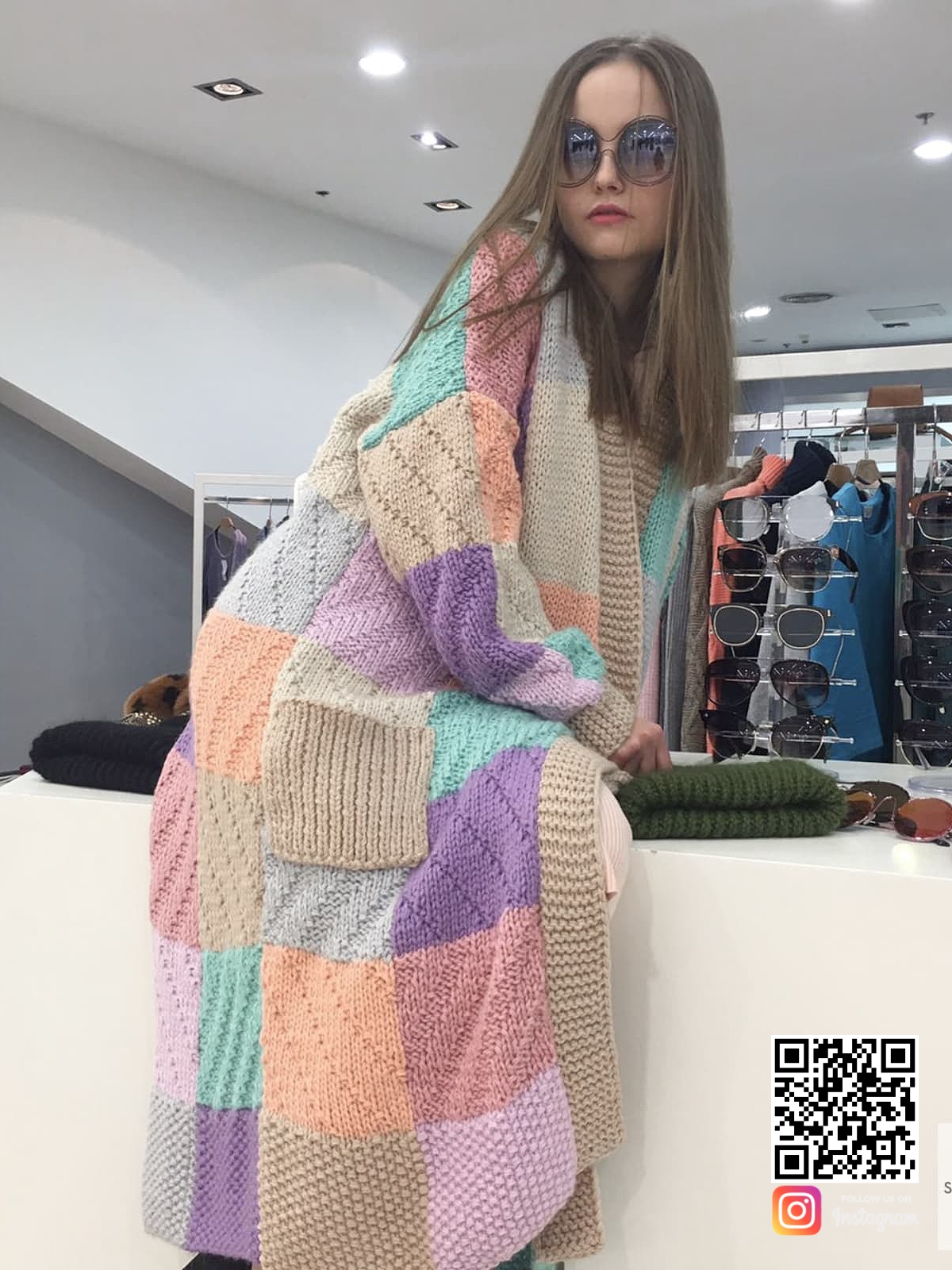 На фотографии модный женский кардиган от Shapar, бренда вязаной одежды ручной работы в интернет-магазине связанных спицами вещей.
