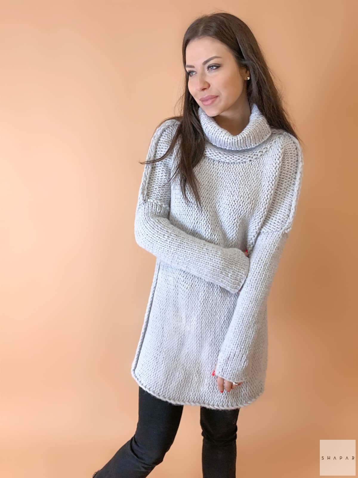 На пятой фотографии серый свитер женский оверсайз с воротником стойкой от Shapar, бренда вязаной одежды ручной работы в интернет-магазине связанных спицами вещей.