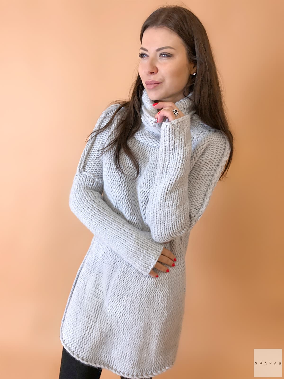 На четвертой фотографии красивый серый свитер для девушек и женщин от Shapar, бренда вязаной одежды ручной работы в интернет-магазине связанных спицами вещей.