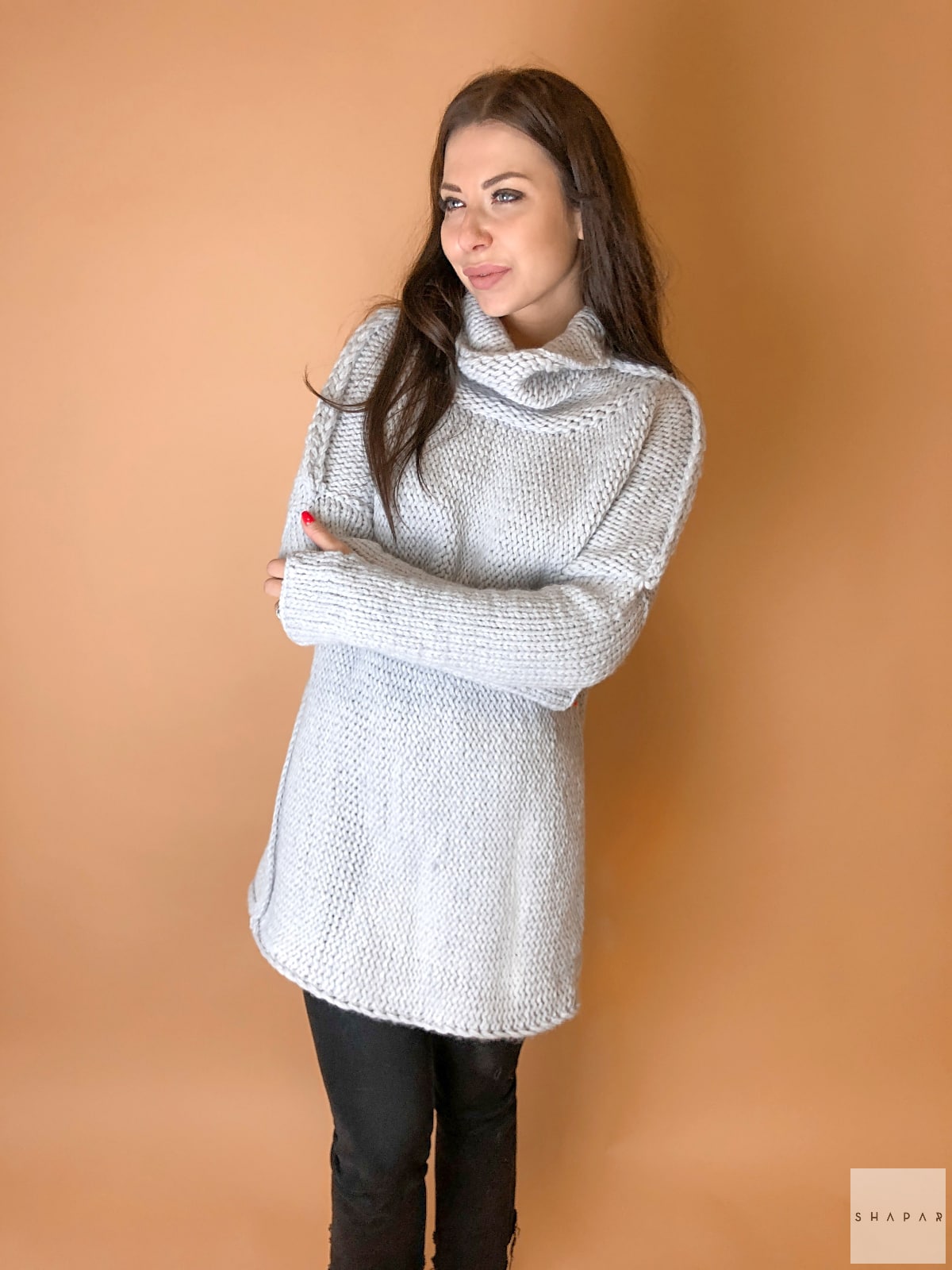 На третьей фотографии серый свитер женский с декоративными швами от Shapar, бренда вязаной одежды ручной работы в интернет-магазине связанных спицами вещей.