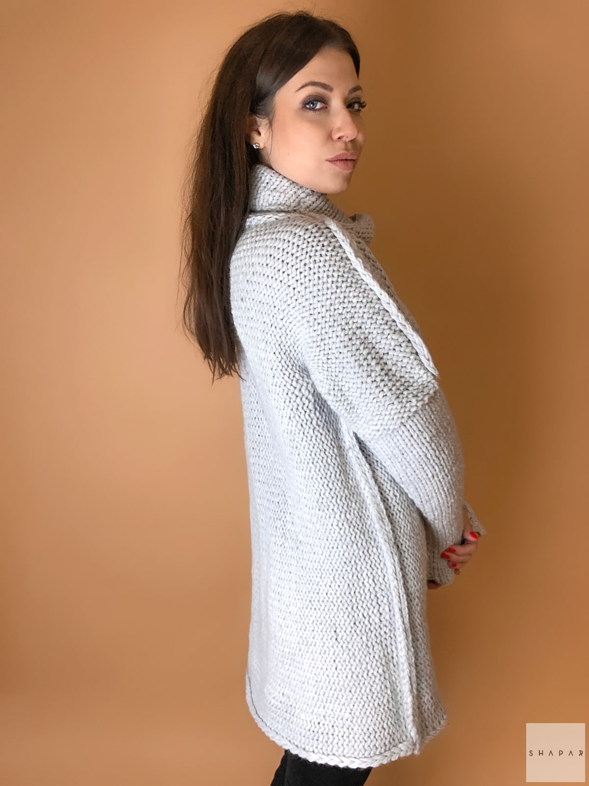 На второй фотографии серый свитер женский со спины от Shapar, бренда вязаной одежды ручной работы в интернет-магазине связанных спицами вещей.