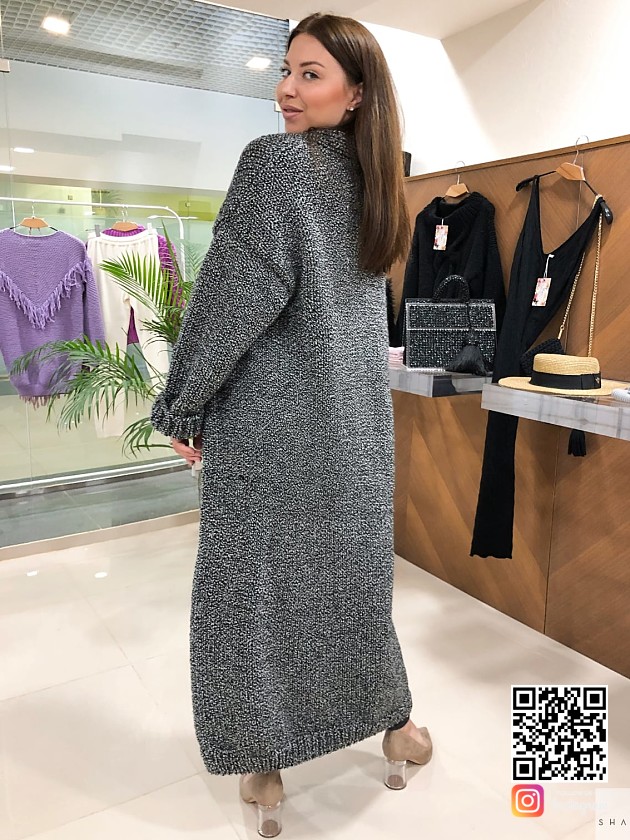 На второй фотографии серый вязаный кардиган со спины от Shapar, бренда одежды ручной работы в интернет-магазине связанных спицами вещей.