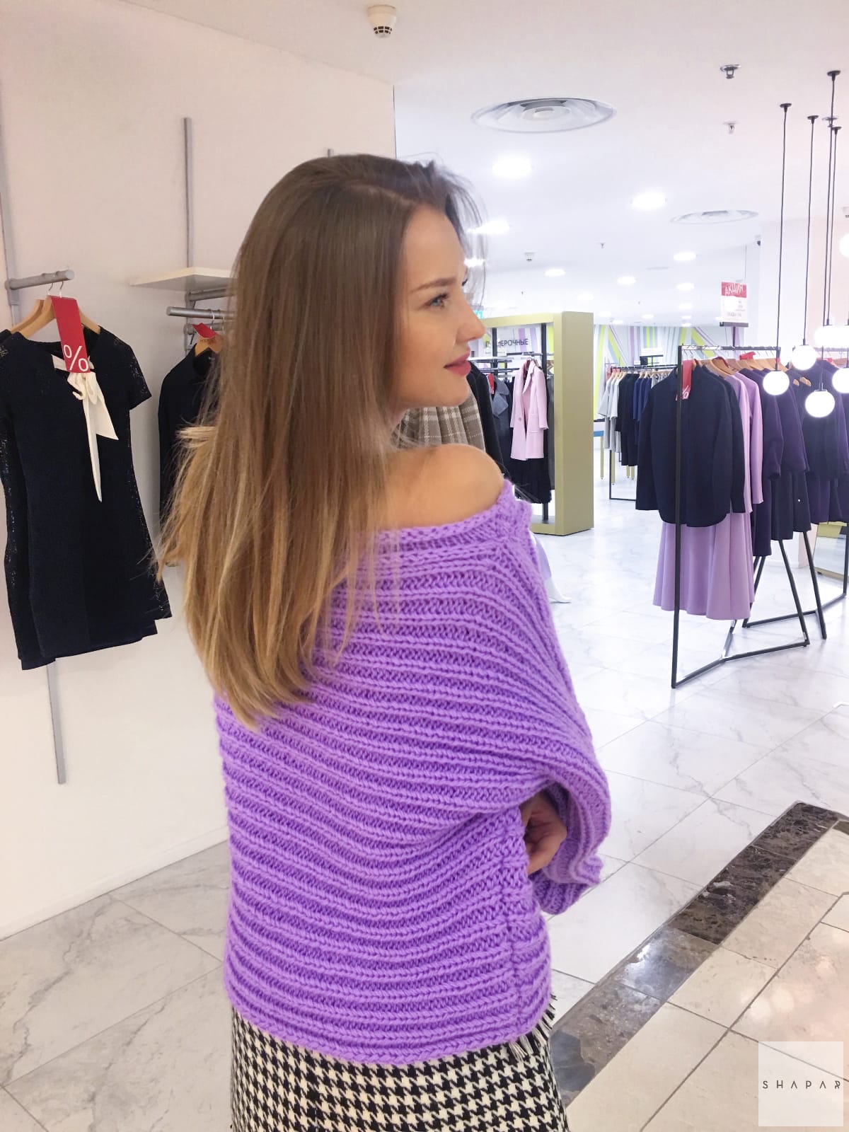 На третьей фотографии модный сиреневый свитер для девушек и женщин от Shapar, бренда вязаной одежды ручной работы в интернет-магазине связанных спицами вещей.