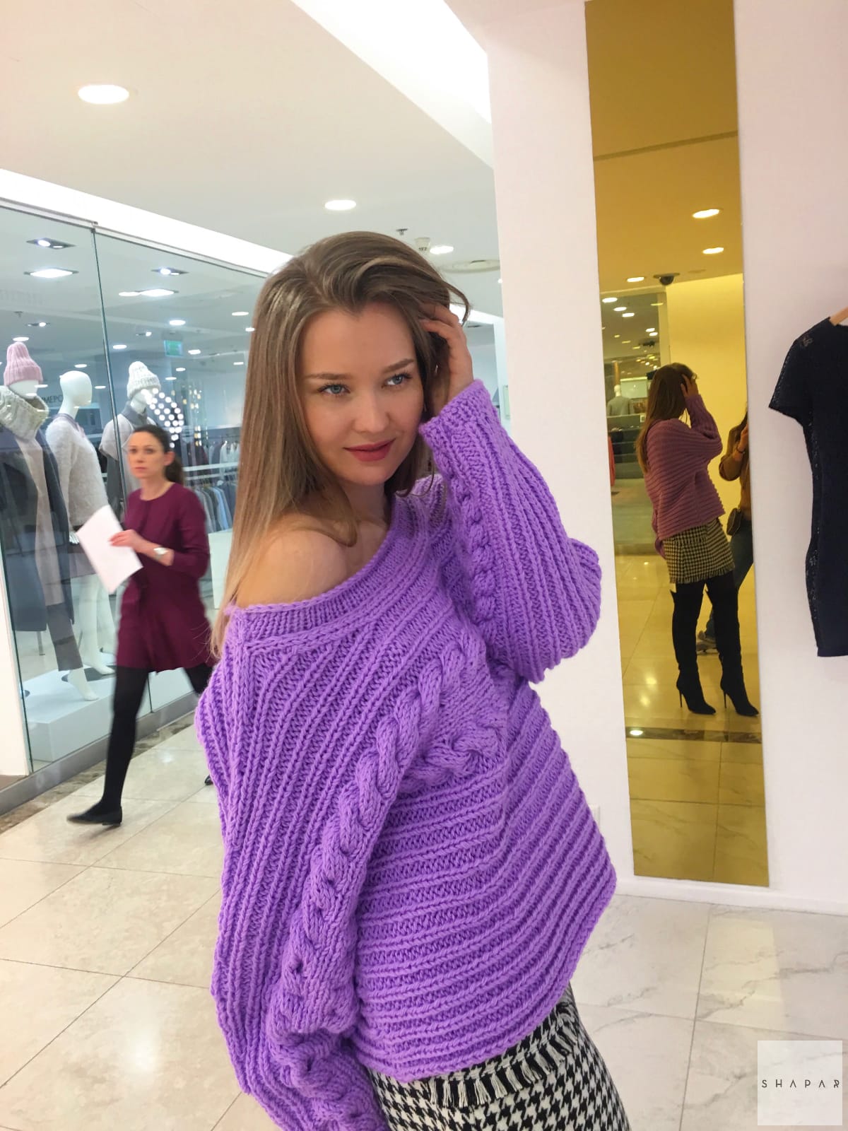 На второй фотографии женский сиреневый свитер с узором косой от Shapar, бренда вязаной одежды ручной работы в интернет-магазине связанных спицами вещей.