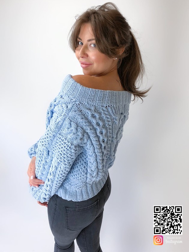 На второй фотографии женский свитер из хлопка на одно плечо от Shapar, бренда вязаной одежды ручной работы в интернет-магазине связанных спицами вещей.