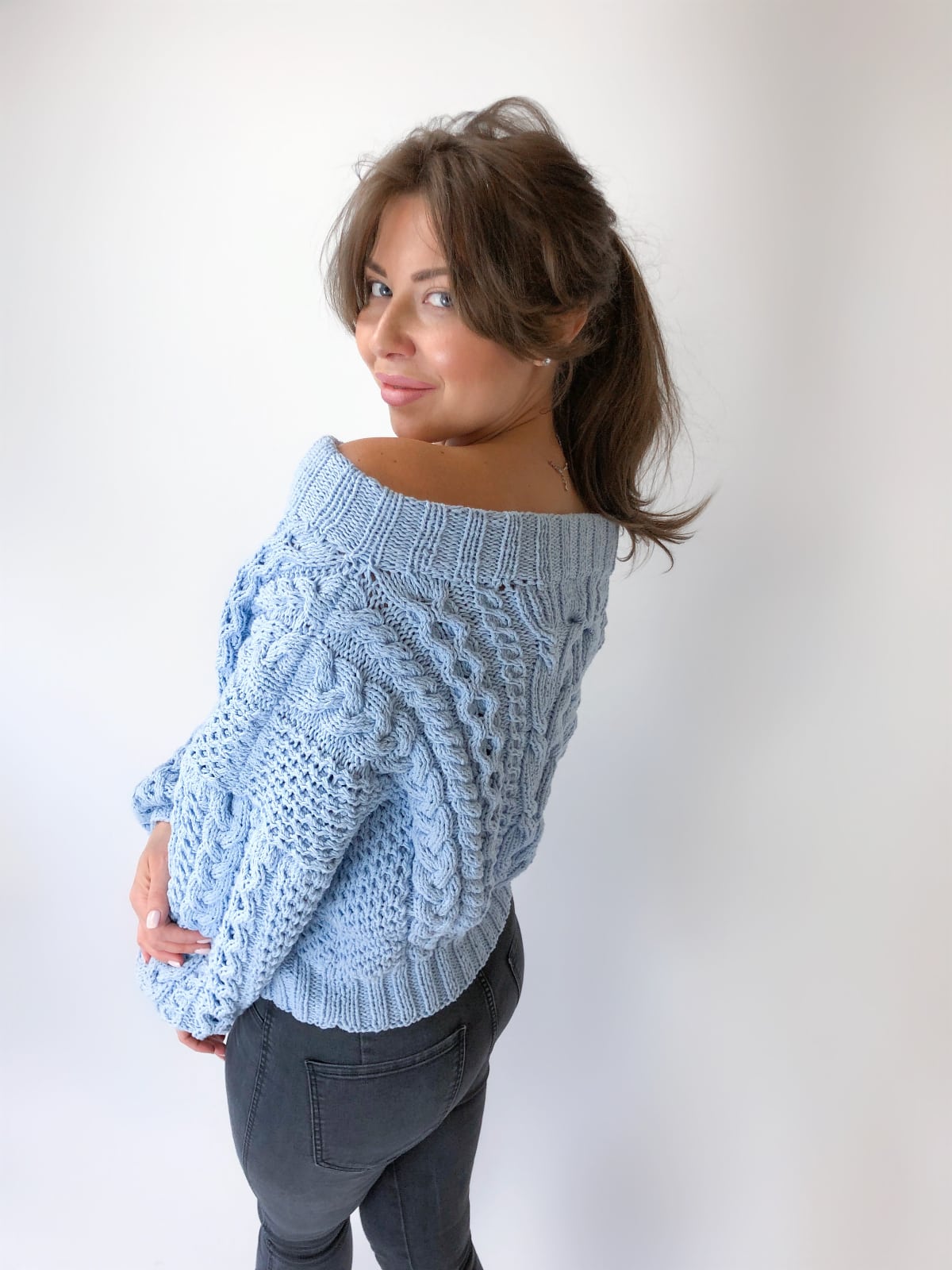 На второй фотографии женский свитер из хлопка на одно плечо от Shapar, бренда вязаной одежды ручной работы в интернет-магазине связанных спицами вещей.