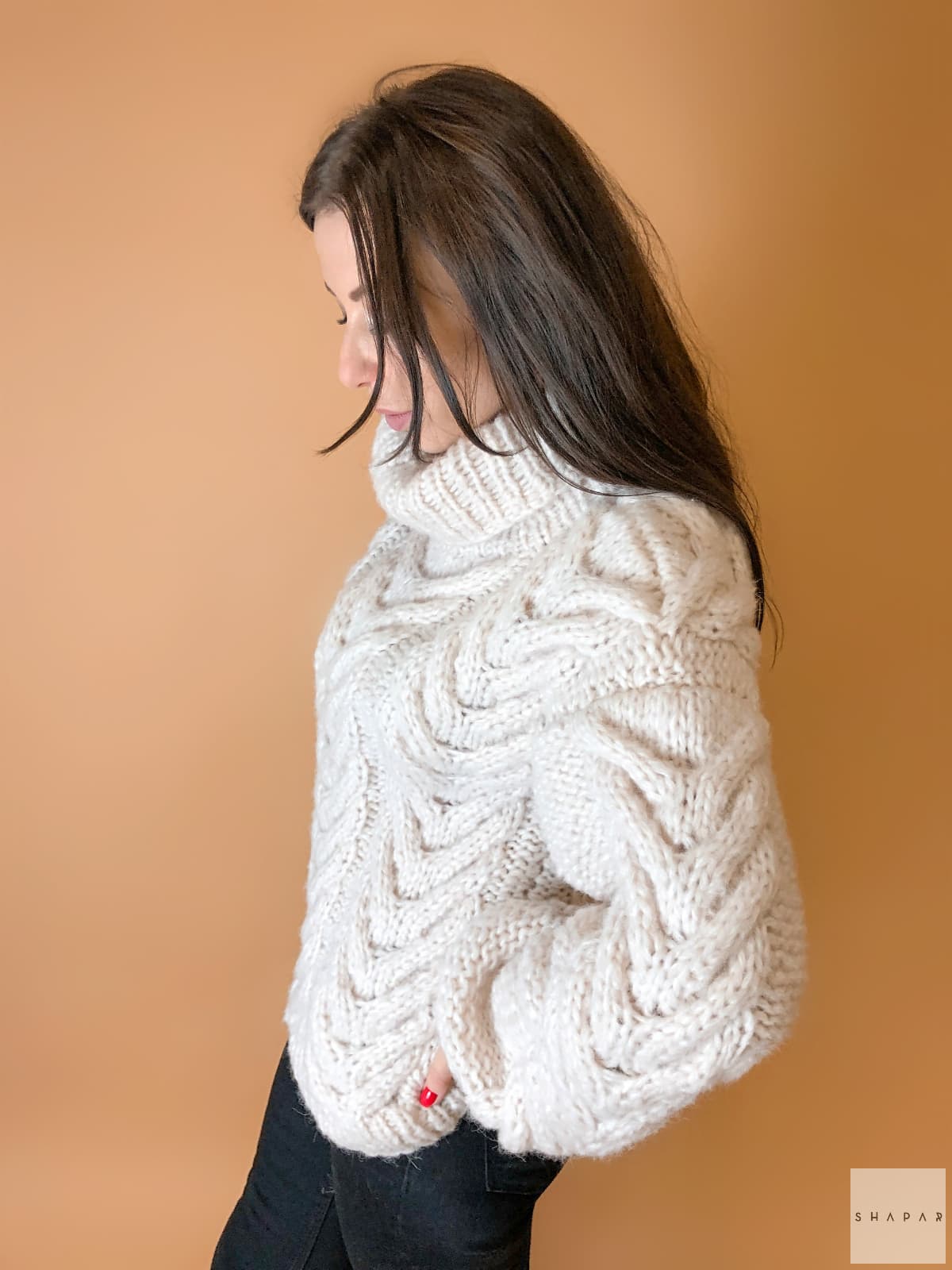 На пятой фотографии женский свитер с аранами крупной вязки от Shapar, бренда вязаной одежды ручной работы в интернет-магазине связанных спицами вещей.