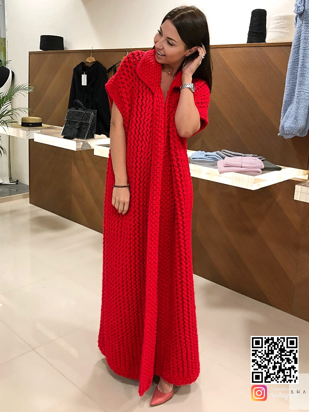 На четвертой фотографии красный жилет женский крупной вязки от Shapar, бренда вязаной одежды ручной работы в интернет-магазине связанных спицами вещей.