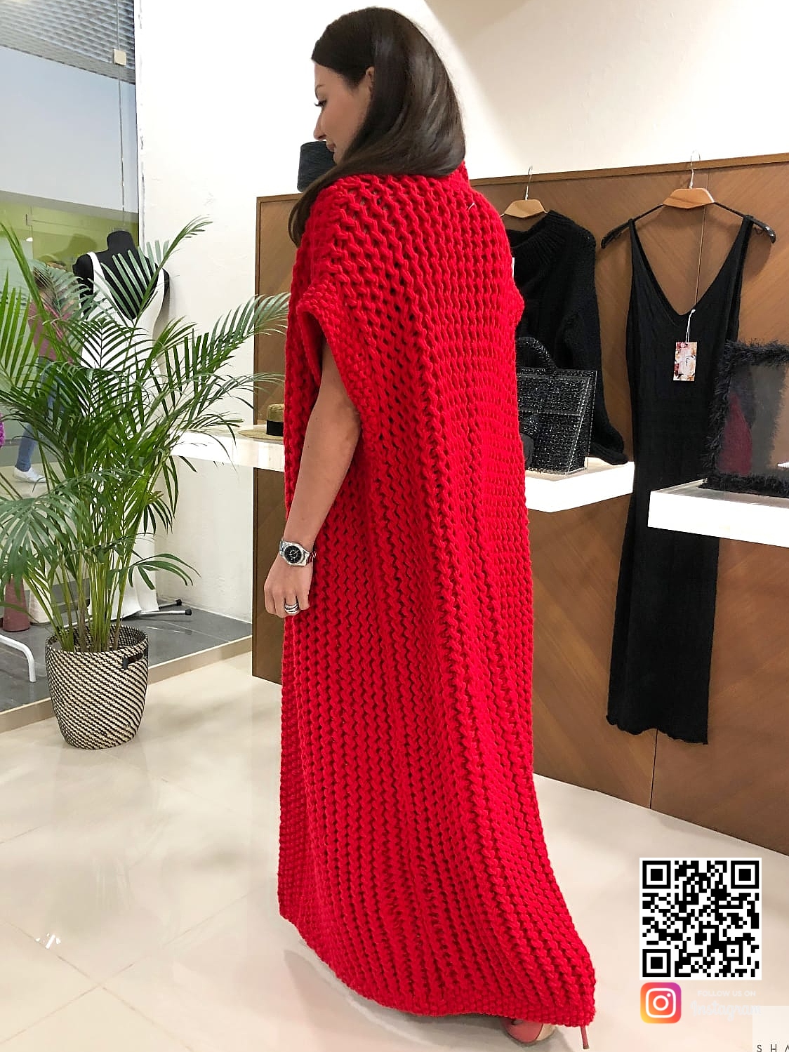 На второй фотографии красный жилет женский со спины от Shapar, бренда вязаной одежды ручной работы в интернет-магазине связанных спицами вещей.