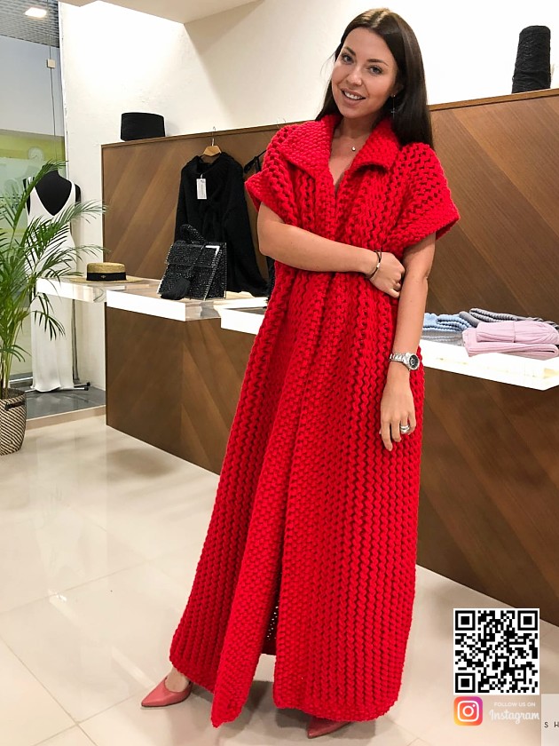 На фотографии красный жилет женский от Shapar, бренда вязаной одежды ручной работы в интернет-магазине связанных спицами вещей.
