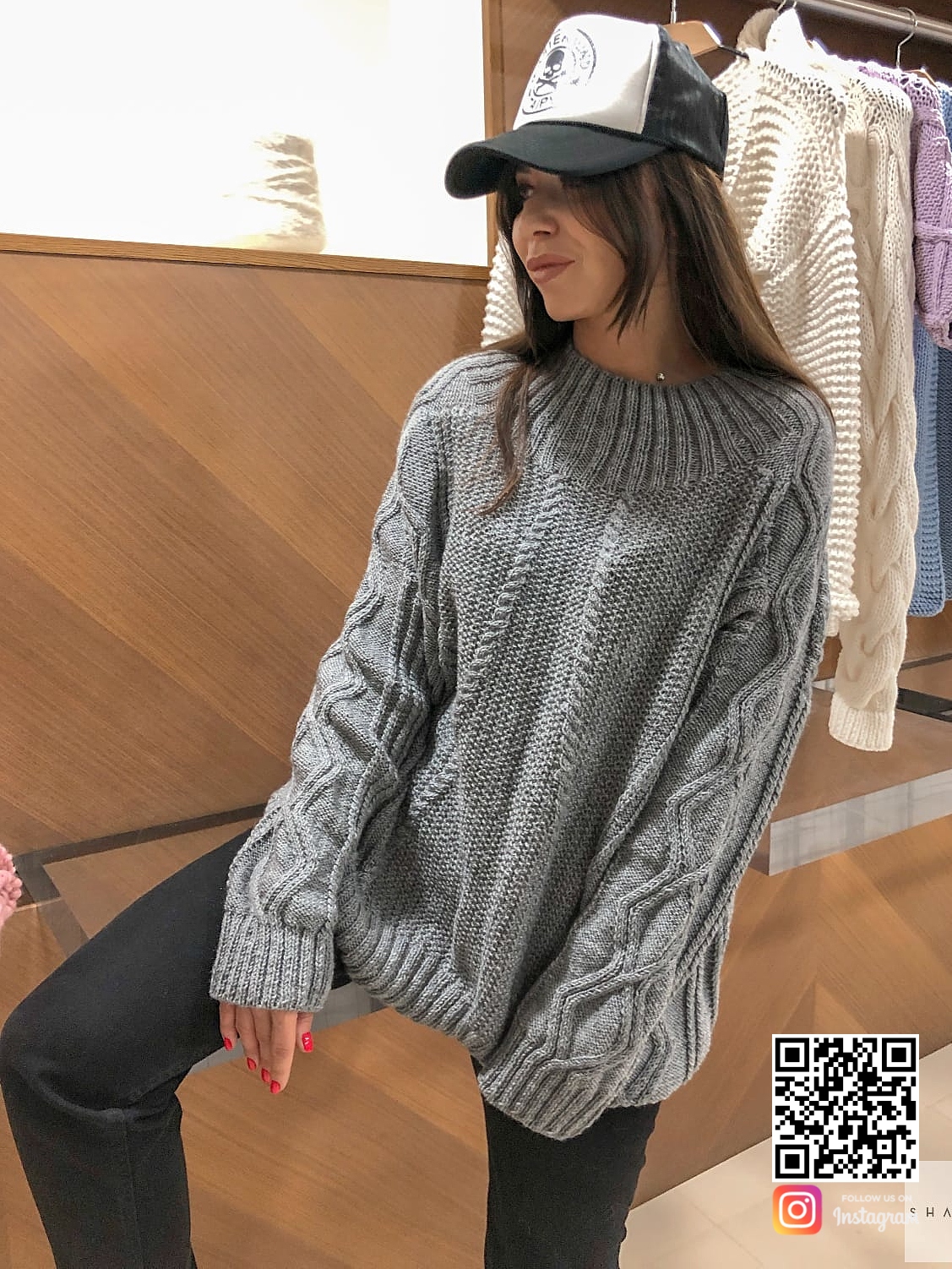 На фотографии модный джемпер спицами женский от Shapar, бренда вязаной одежды ручной работы в интернет-магазине связанных вещей.