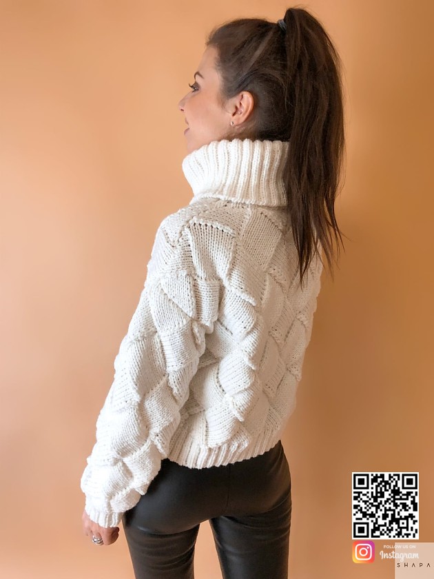На второй фотографии женский свитер с высоким горлом со спины от Shapar, бренда вязаной одежды ручной работы в интернет-магазине связанных спицами вещей.