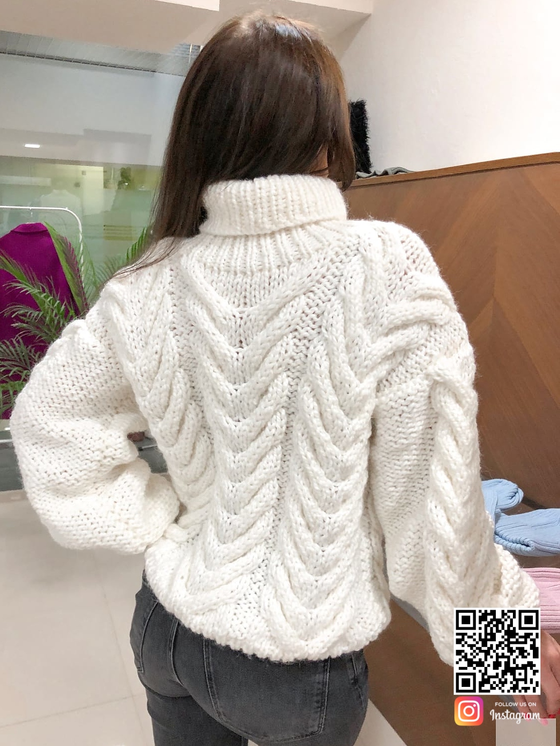 На второй фотографии теплый свитер женский со спины от Shapar, бренда вязаной одежды ручной работы в интернет-магазине связанных спицами вещей.