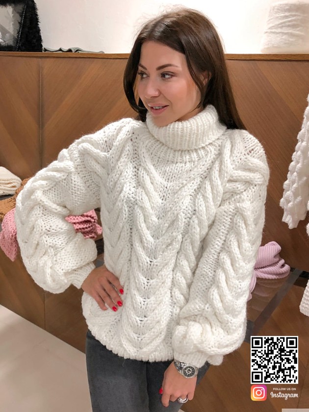 На фотографии теплый свитер женский от Shapar, бренда вязаной одежды ручной работы в интернет-магазине связанных спицами вещей.