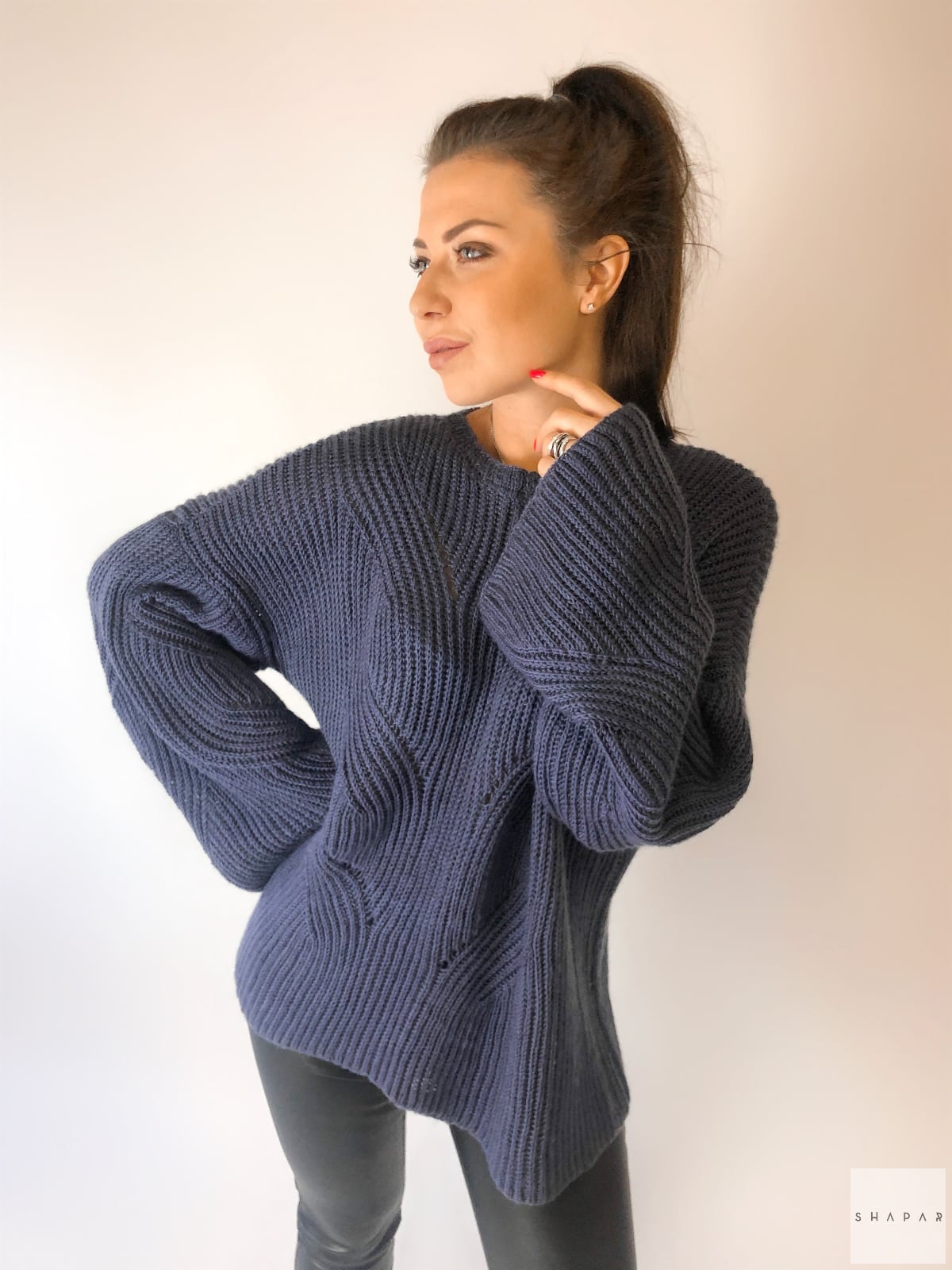На фотографии женский свитер с рукавами клеш от Shapar, бренда вязаной одежды ручной работы в интернет-магазине связанных спицами вещей.
