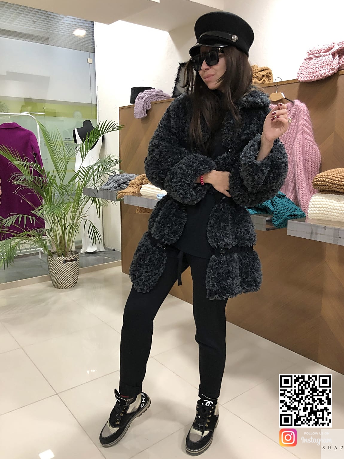 На пятой фотографии кардиган черный женский для автоледи от Shapar, бренда вязаной одежды ручной работы в интернет-магазине связанных спицами вещей.