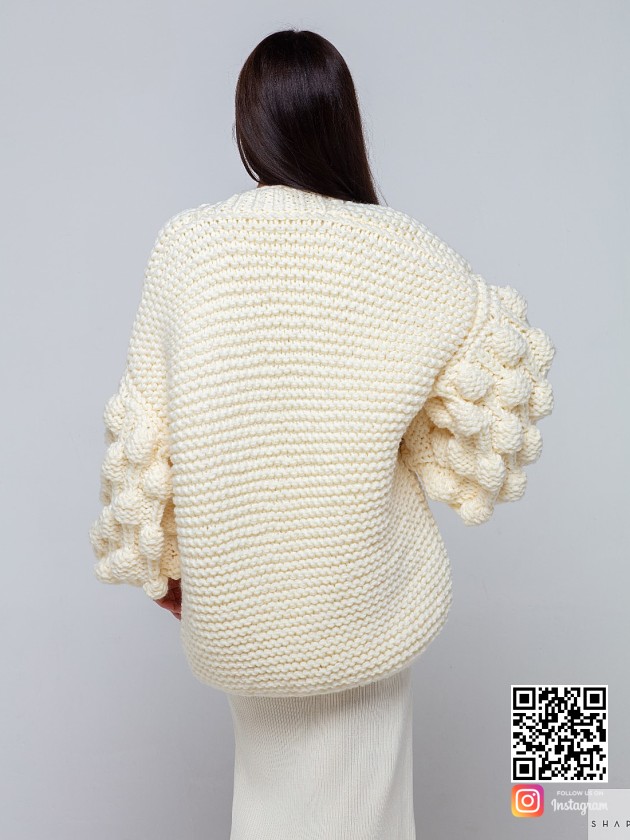 На второй фотографии женский кардиган молодежный со спины от Shapar, бренда вязаной одежды ручной работы в интернет-магазине связанных спицами вещей.