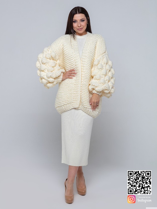 На фотографии женский кардиган молодежный с объемными рукавами от Shapar, бренда вязаной одежды ручной работы в интернет-магазине связанных спицами вещей.