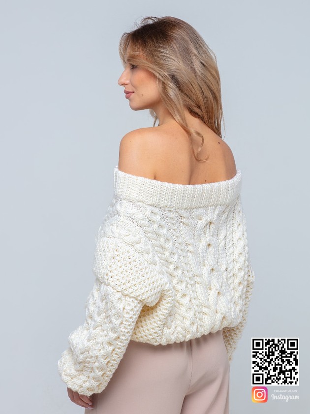 На второй фотографии женский молочный свитер со спины от Shapar, бренда вязаной одежды ручной работы в интернет-магазине связанных спицами вещей.