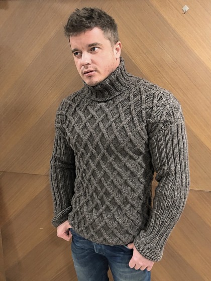 Как связать мужской молодежный свитер спицами со схемой, описанием и видео (3 модели)