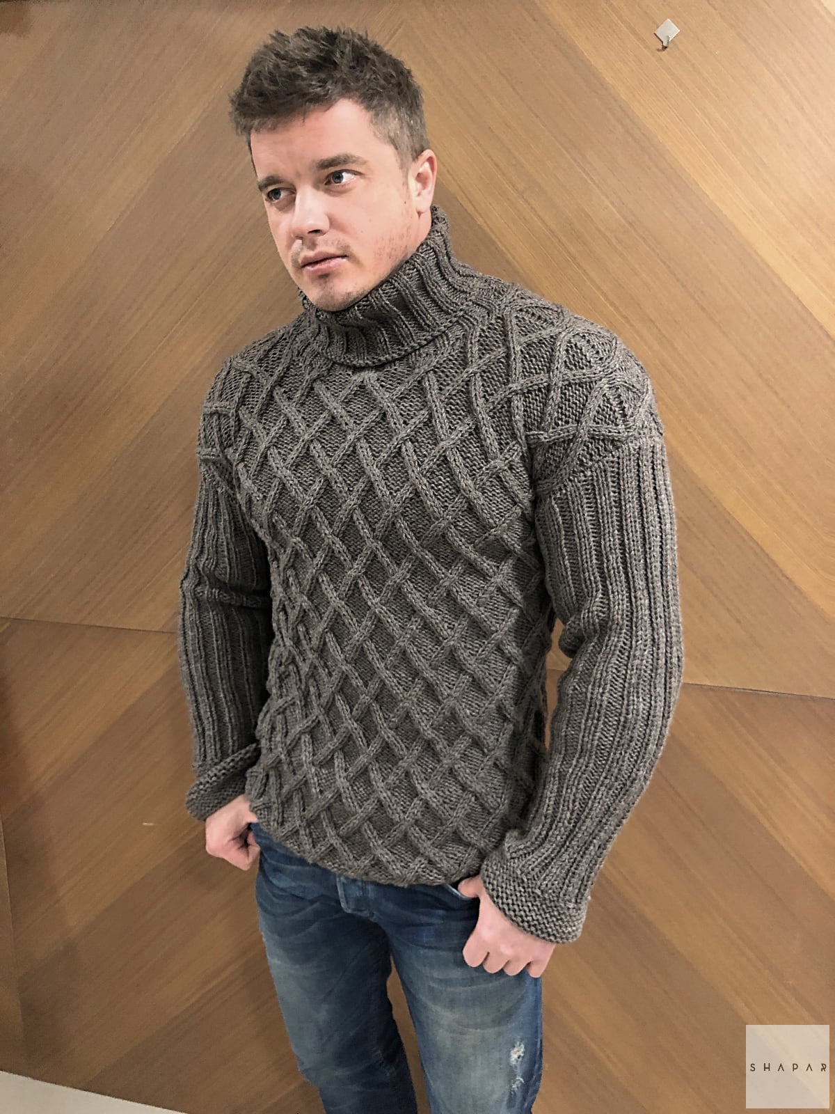 На фотографии теплый свитер с горлом мужской от Shapar, бренда вязаной одежды ручной работы в интернет-магазине связанных спицами вещей.