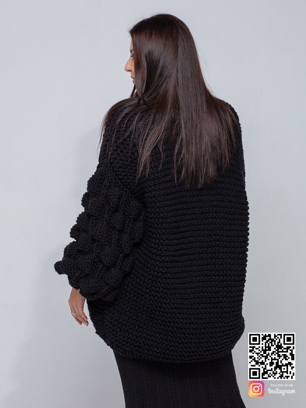 На второй фотографии женский черный кардиган со спины от Shapar, бренда вязаной одежды ручной работы в интернет-магазине связанных спицами вещей.