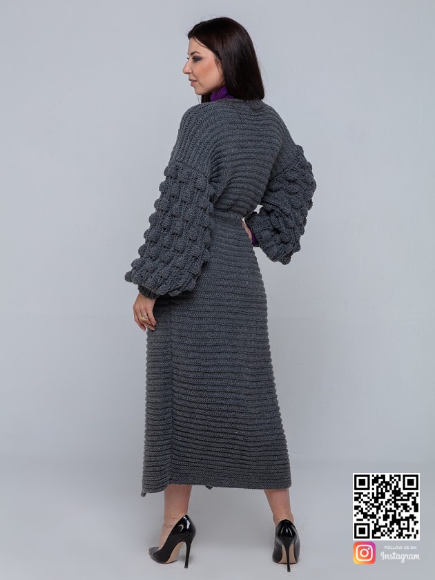На второй фотографии женский длинный серый кардиган со спины от Shapar, бренда вязаной одежды ручной работы в интернет-магазине связанных спицами вещей.
