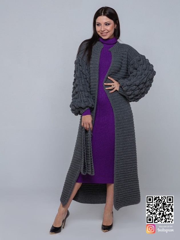 На фотографии длинный серый кардиган от Shapar, бренда вязаной одежды ручной работы в интернет-магазине связанных спицами вещей.