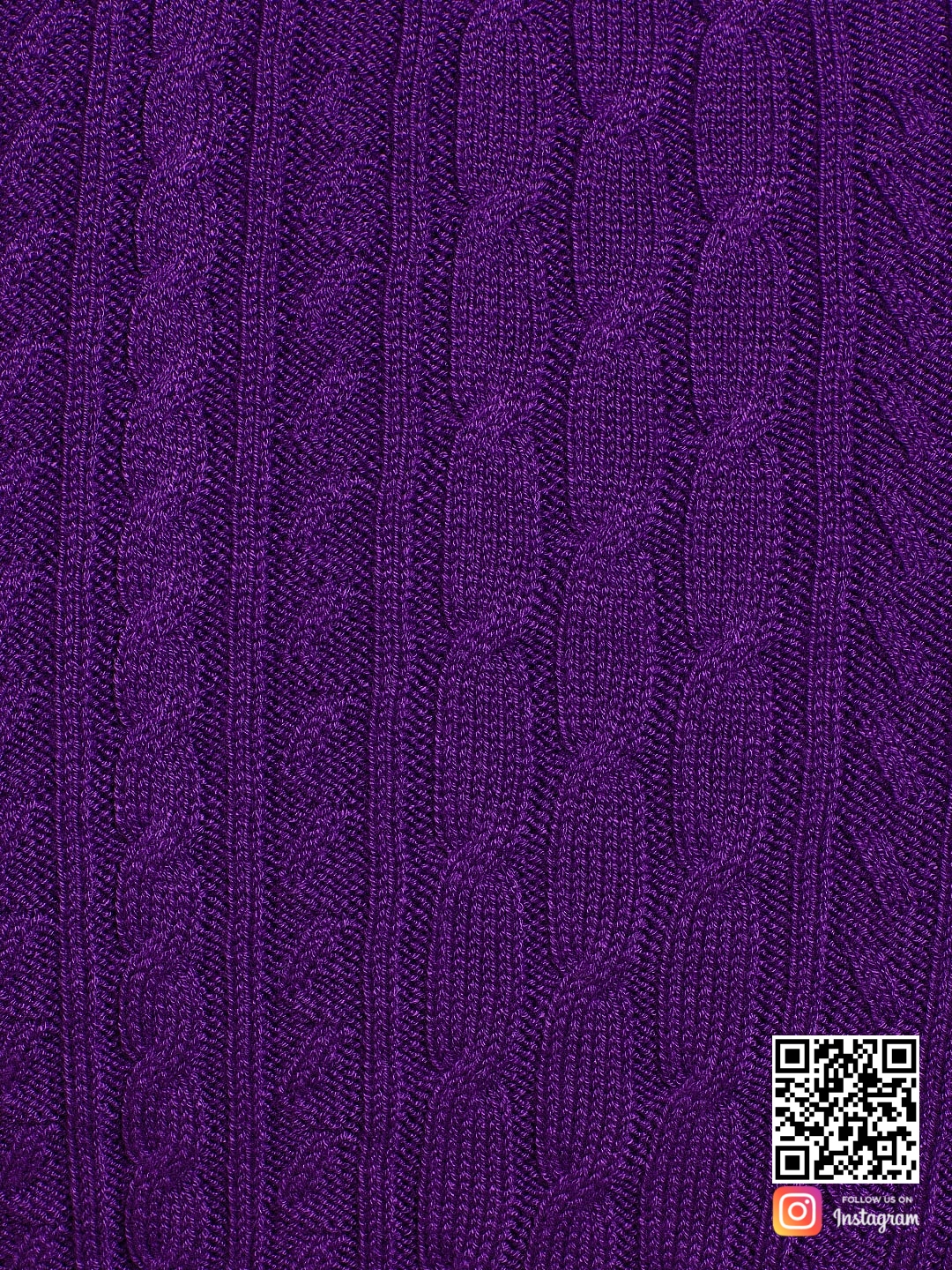 На пятой фотографии фиолетовое трикотажное платье крупным планом от Shapar, бренда вязаной одежды ручной работы в интернет-магазине связанных спицами вещей.