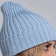На третьей фотографии женский голубая шапка и снуд крупным планом от Shapar, бренда вязаной одежды ручной работы в интернет-магазине связанных спицами вещей.