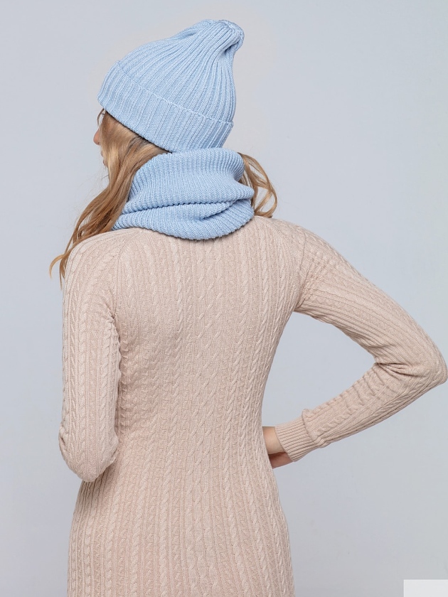 На второй фотографии женская голубая шапка и снуд со спины от Shapar, бренда вязаной одежды ручной работы в интернет-магазине связанных спицами вещей.